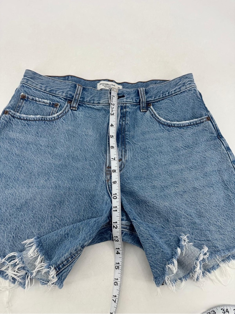 Abercrombie & Fitch The Loose High Rise Retro Y2K Raw Hem Denim Shorts Size 30 - Picture 10 of 11